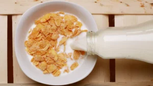 Frühstück Cornflakes und Milch