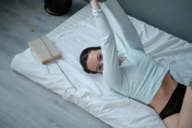 Es gibt nur eine einzige, optimale Schlafdauer! Optimale Schlafdauer - Frau, die sich im Bett räkelt